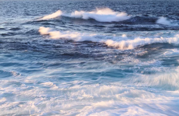 Mar azul ventoso - el poder de la naturaleza —  Fotos de Stock