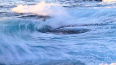 Rüzgarlı mavi deniz