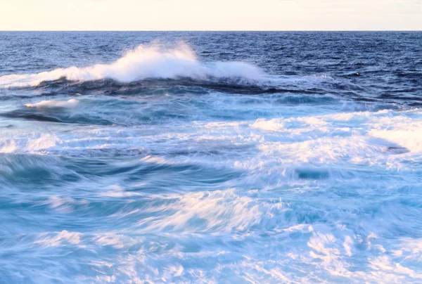 Mar azul ventoso —  Fotos de Stock