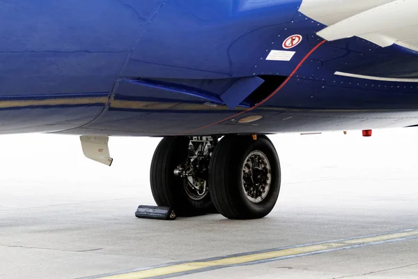 Big airplane wheels — Stock Photo, Image