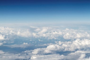 Uçak penceresinden bulutların üzerinde gün doğumu