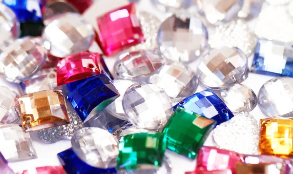 Färgglada plast kristaller — Stockfoto