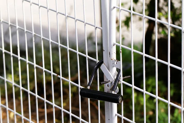 Locked White Gate Close Photo — Stock Photo, Image