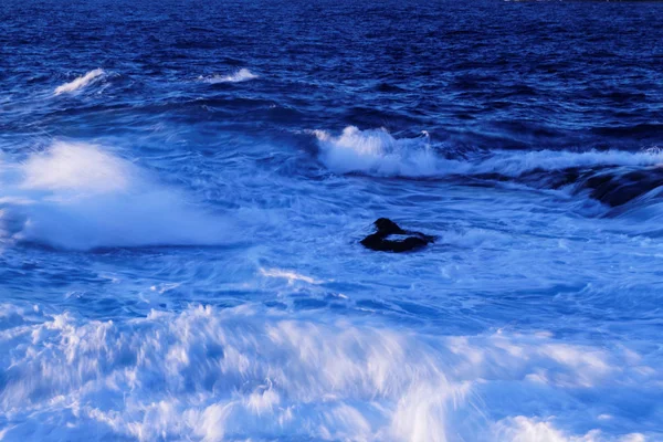 Mar azul ventoso — Fotografia de Stock