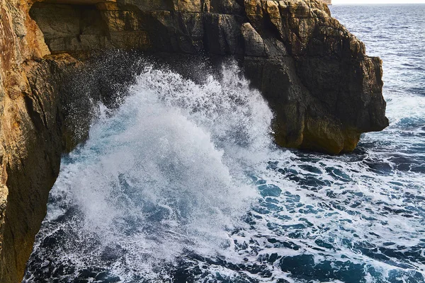 Riesige Wellen krachen an bewölkten Tagen. Insel Kemmuna — Stockfoto