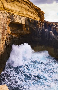 Bulutlu bir günde büyük dalgalar çarpar. Kemmuna Adası