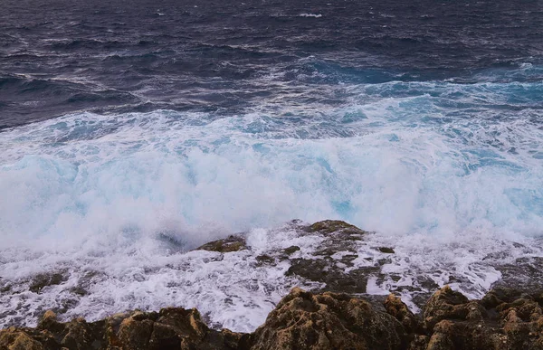 Enorme golven storten neer op bewolkte dag. Kemmuna eiland — Stockfoto