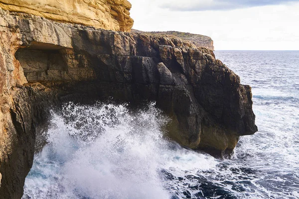 Riesige Wellen krachen an bewölkten Tagen. Insel Kemmuna — Stockfoto