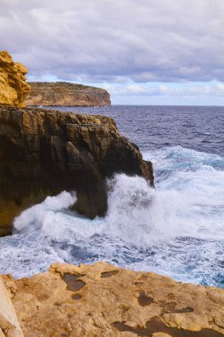 Bulutlu bir günde büyük dalgalar çarpar. Kemmuna Adası