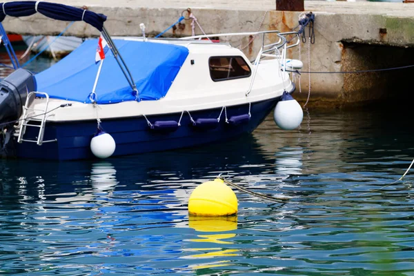 Barco a motor azul e branco com bóia amarela — Fotografia de Stock