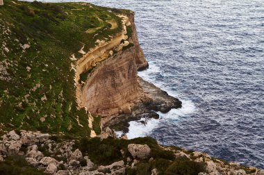 Bulutlu bir günde büyük dalgalar çarpar. Kemmuna Adası