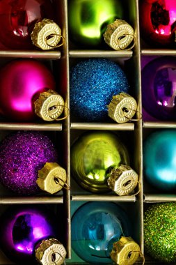 Noel ağacı süslemelerinin fotoğrafını kapat