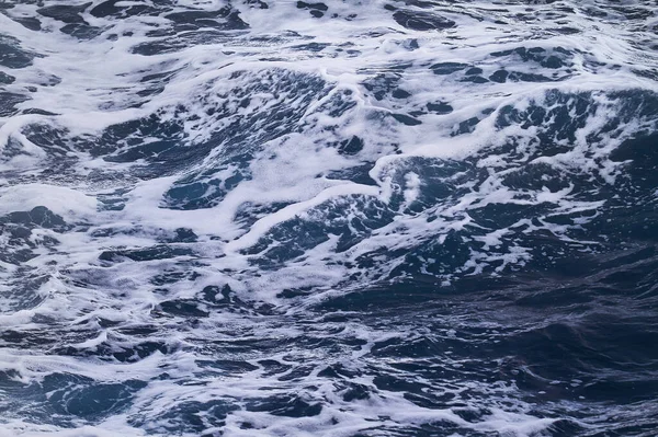 Rüzgarlı mavi deniz - doğanın gücü — Stok fotoğraf
