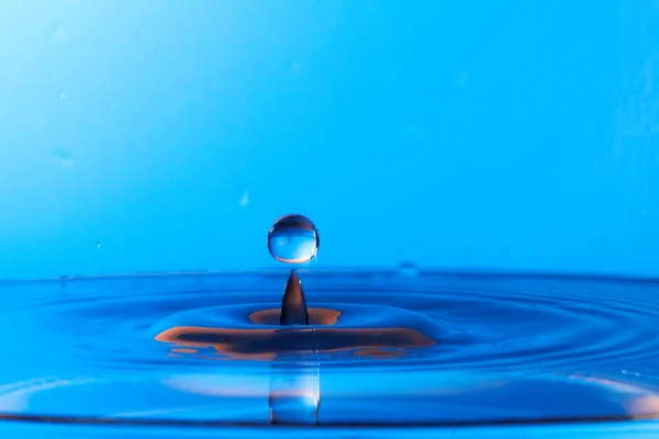 Błękitna kropla wody — Zdjęcie stockowe