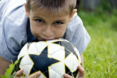 Çocuk elinde topuyla