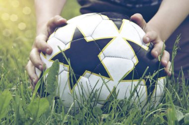 Topu elinde çimenlerin üzerinde