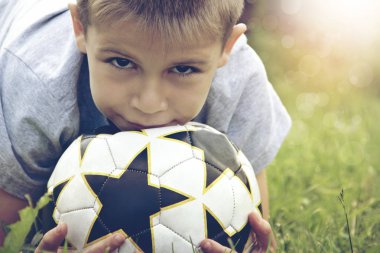 Çocuk tonlama onun elinde topuyla