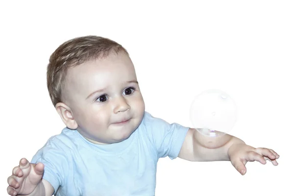 Симпатичный малыш смотрит на мыльный пузырь восхитительно изолировать — стоковое фото