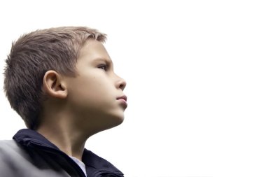 Yakışıklı çocuk, sürekli geleceğe doğru görünüyor