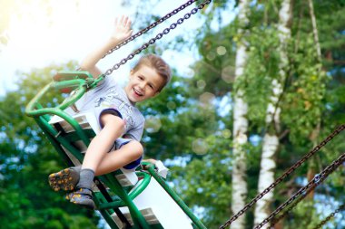 Mutlu çocuk parkta sürme