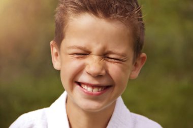 Bir kimono bir gülen çocuk portresi