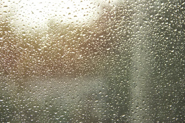 Tropfen auf das Glas nach dem Regen im Sonnenlicht — Stockfoto