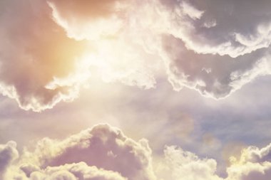 Mavi gökyüzü, bulutlar ve güneş ışığı arka plan