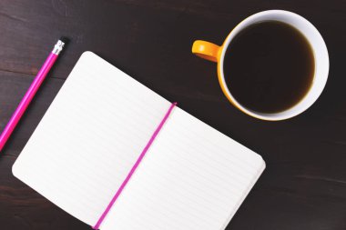 Kahve defter ve kalem masa üzerinde