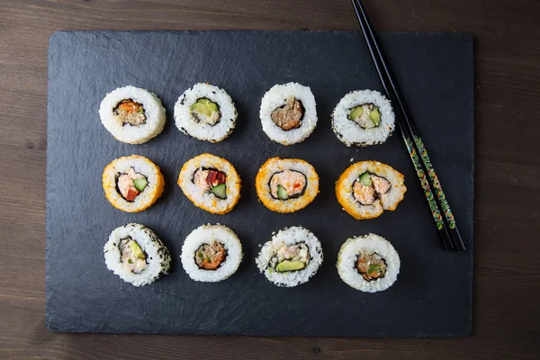 Rollos y palillos de sushi —  Fotos de Stock