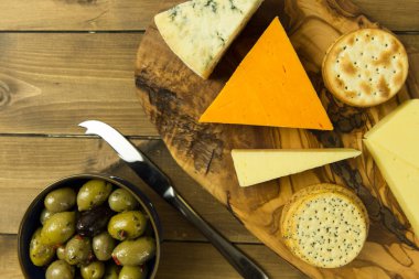 Peynir tabağı ile zeytin ve bisküvi