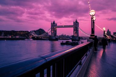 Pembe günbatımı sırasında Londra manzarası