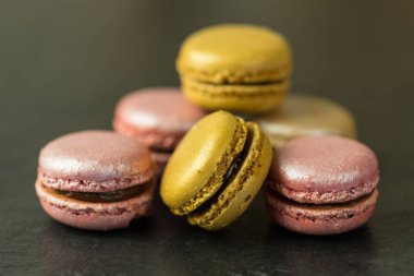 Macarons koyu arka plan üzerinde