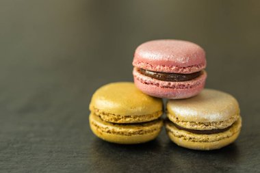 Macarons koyu arka plan üzerinde