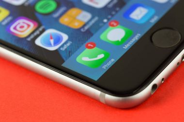 Uygulama bildirimleri üstünde hareket eden telefon