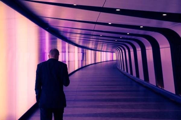 Empresário no túnel da cidade moderna — Fotografia de Stock