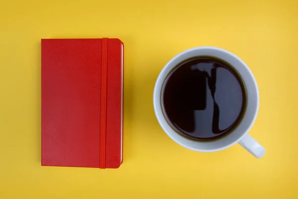 Cuaderno rojo y taza de café —  Fotos de Stock