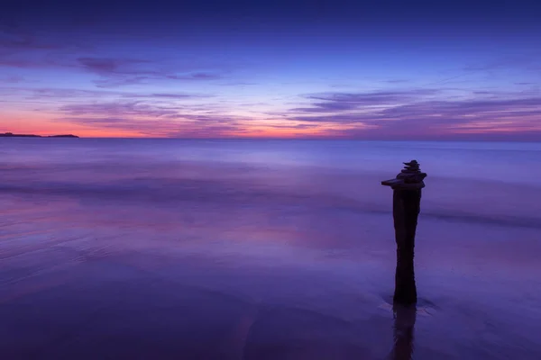 Тихий фиолетовый закат — стоковое фото