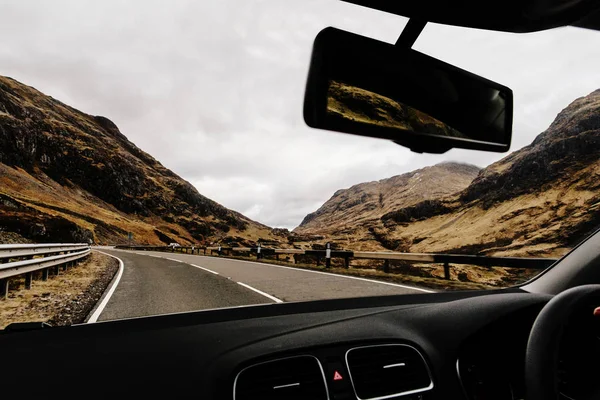 Coche conduciendo a través de Glencoe — Foto de Stock