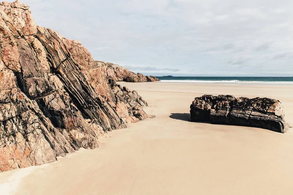 Rocce sulla spiaggia di sabbia — Foto Stock