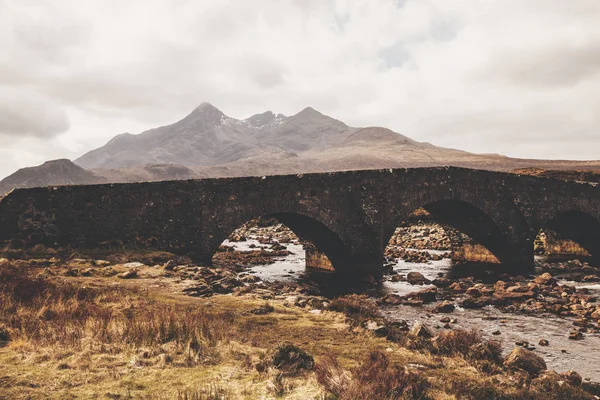 Cuillin bridge and mountains — Stock Photo, Image