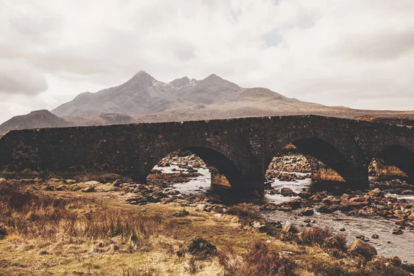 Puente de Cuillin y montañas — Foto de Stock