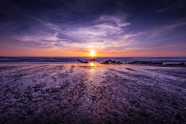 Paarse hemel tijdens de zonsondergang van de kust — Stockfoto