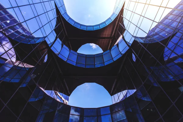 푸른 하늘에 대 한 현대 사옥 — 스톡 사진