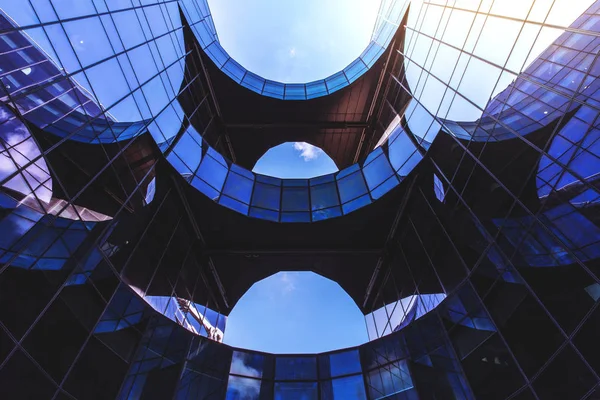Mavi gökyüzü karşı modern ofis
