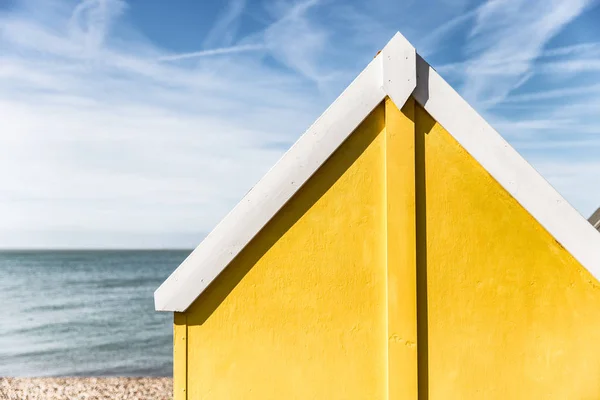 Cabaña amarilla de playa — Foto de Stock