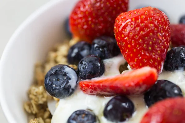 Joghurt és gyümölcs a reggeli tál. — Stock Fotó