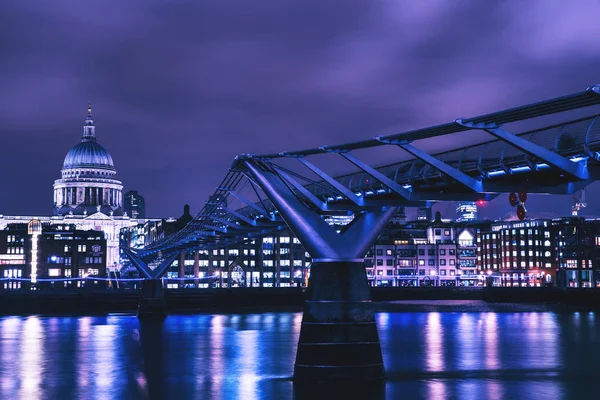 Themse mit Millenniumsbrücke — Stockfoto