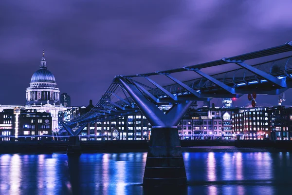 Rivier de Theems met Millennium Bridge — Stockfoto