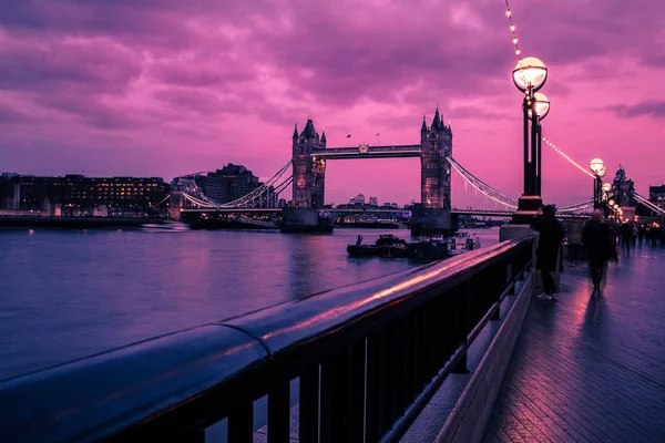 Londons silhuett under rosa solnedgång — Stockfoto