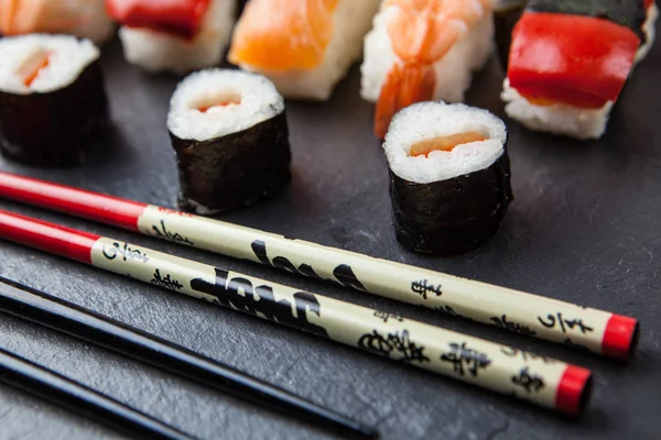 Bandeja de sushi y palillos —  Fotos de Stock